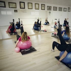 Merkezin pilates salonunda pilates topuyla ders